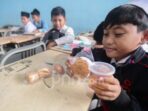 murid-kelas-v-menerima-makanan-program-makan-bergizi-gratis-kq8o